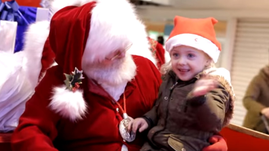 Úžasný Santa Claus zistil od nepočujúceho dievčatka, čo si želá pod stromčekom